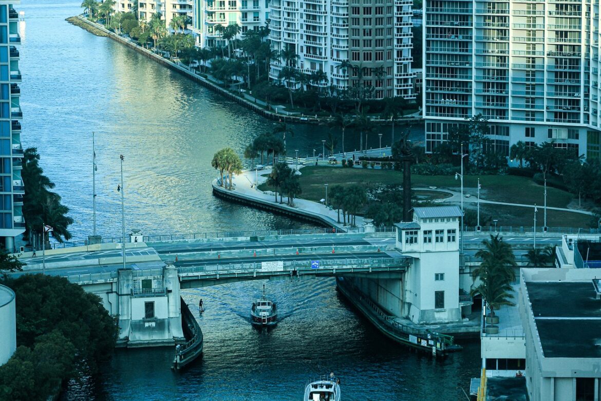 Brickell PIXABAY EMEDIA