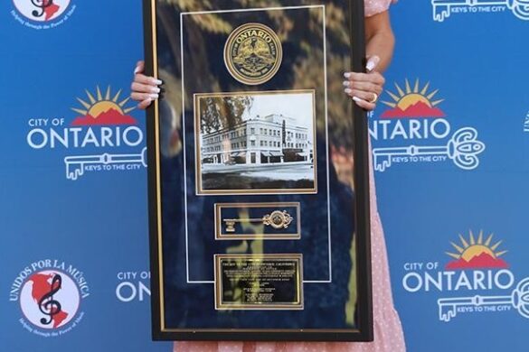 Marjorie De Sousa  Recibe Las LLaves De La Ciudad De Ontario