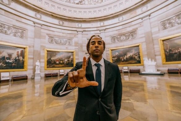 El Cantante Yotuel Entre Líderes Cubanos Que Se Reunió Con El Presidente Biden