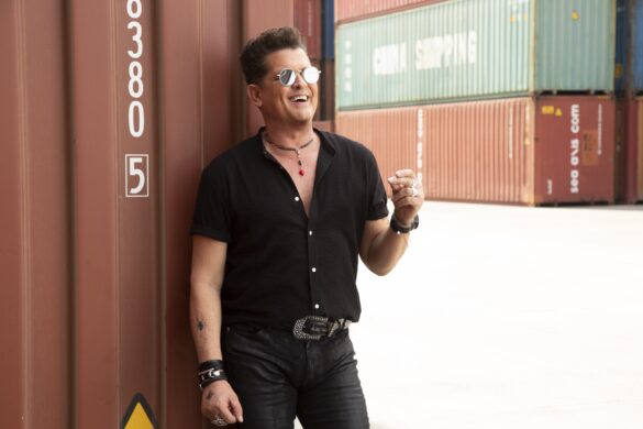 Carlos Vives Le Canta A Shakira