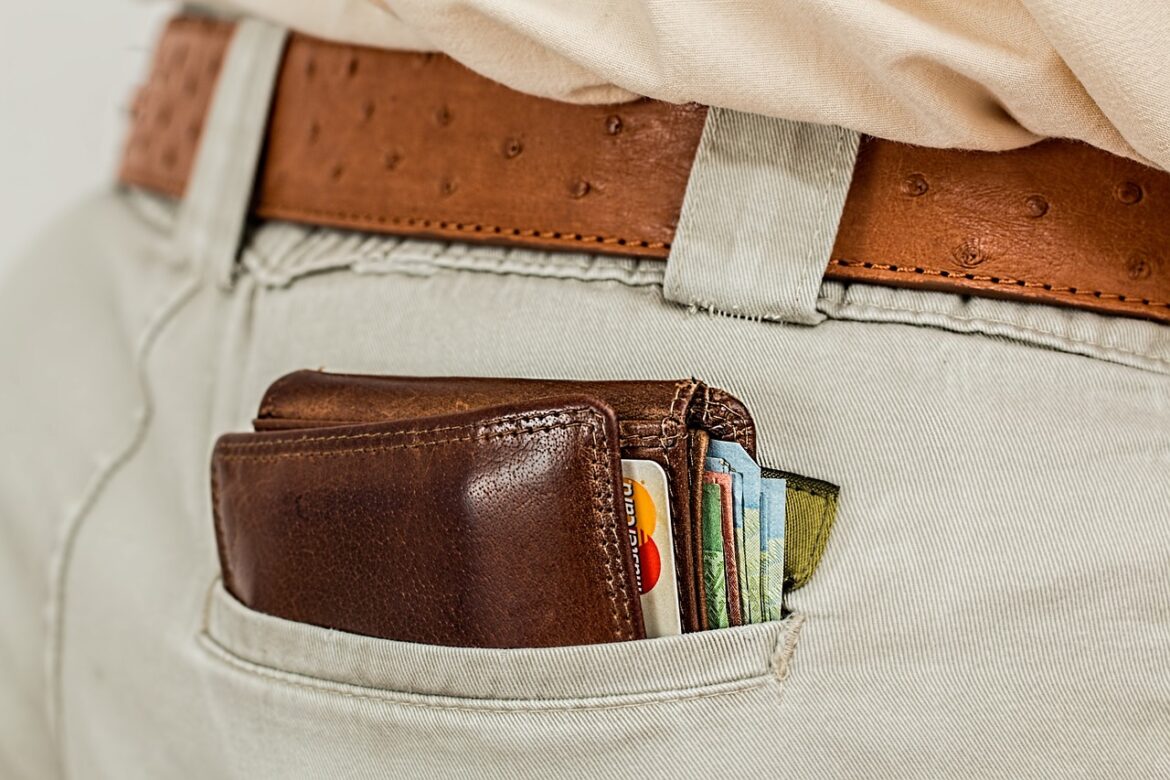 Los estadounidenses deben casi $1 billón en tarjetas de crédito