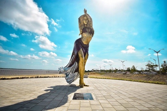 Shakira Inmortalizada En Una Escultura De 6,50 Metros De Altura