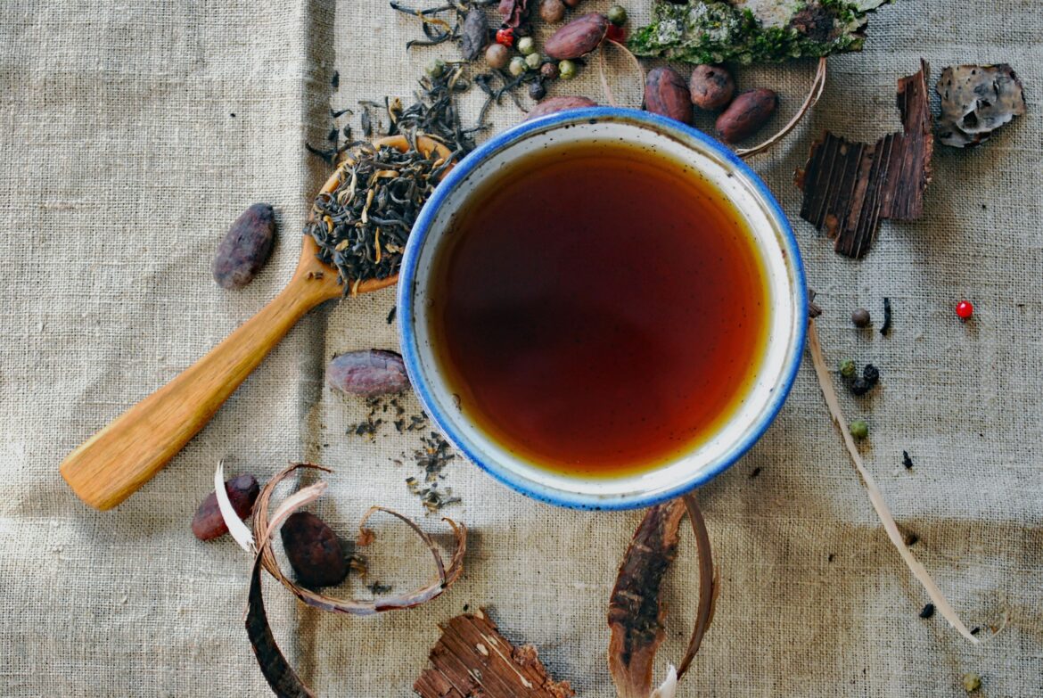 Comienza un año maravilloso con el mágico ritual de hacer tu propia mezcla de té.