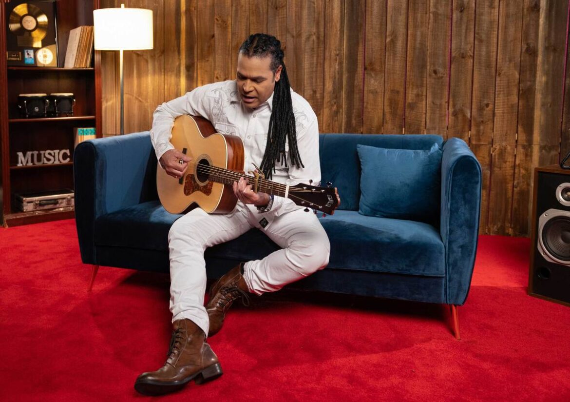 Amaury Gutiérrez presenta la canción "Yo Regresaré", reflejando su deseo de unirse al sentimiento patriótico del pueblo venezolano.
