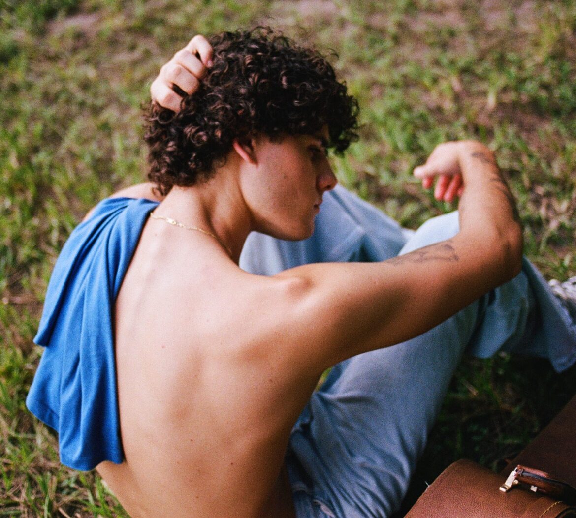 Fabian, una estrella en ascenso con una habilidad única para fusionar sus raíces latinas con el encanto de la costa oeste.