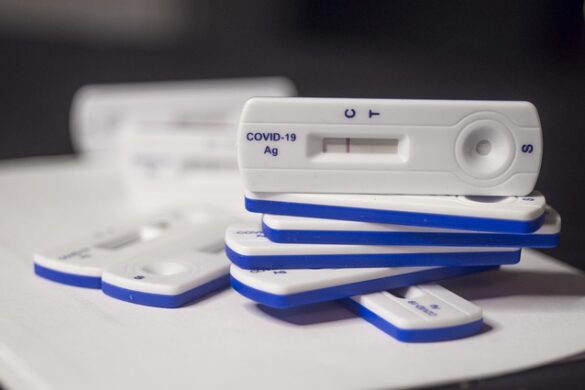La FDA Autoriza La Primera Prueba Combinada De Detección De La Gripe Y El COVID-19