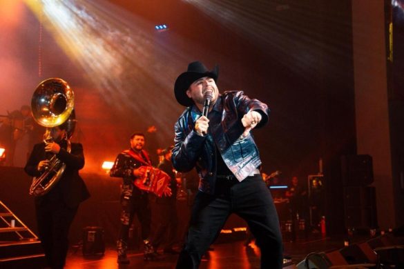 Gerardo Ortiz Arrasa En Los Ángeles