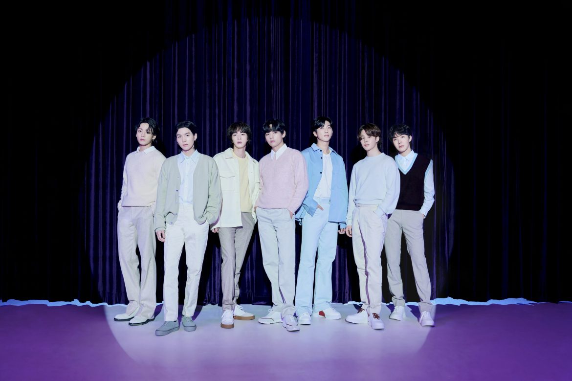 Imagen oficial de BTS para los eventos cinematográficos mundiales anunciados para abril, cortesía de BigHit Music y HYBE.