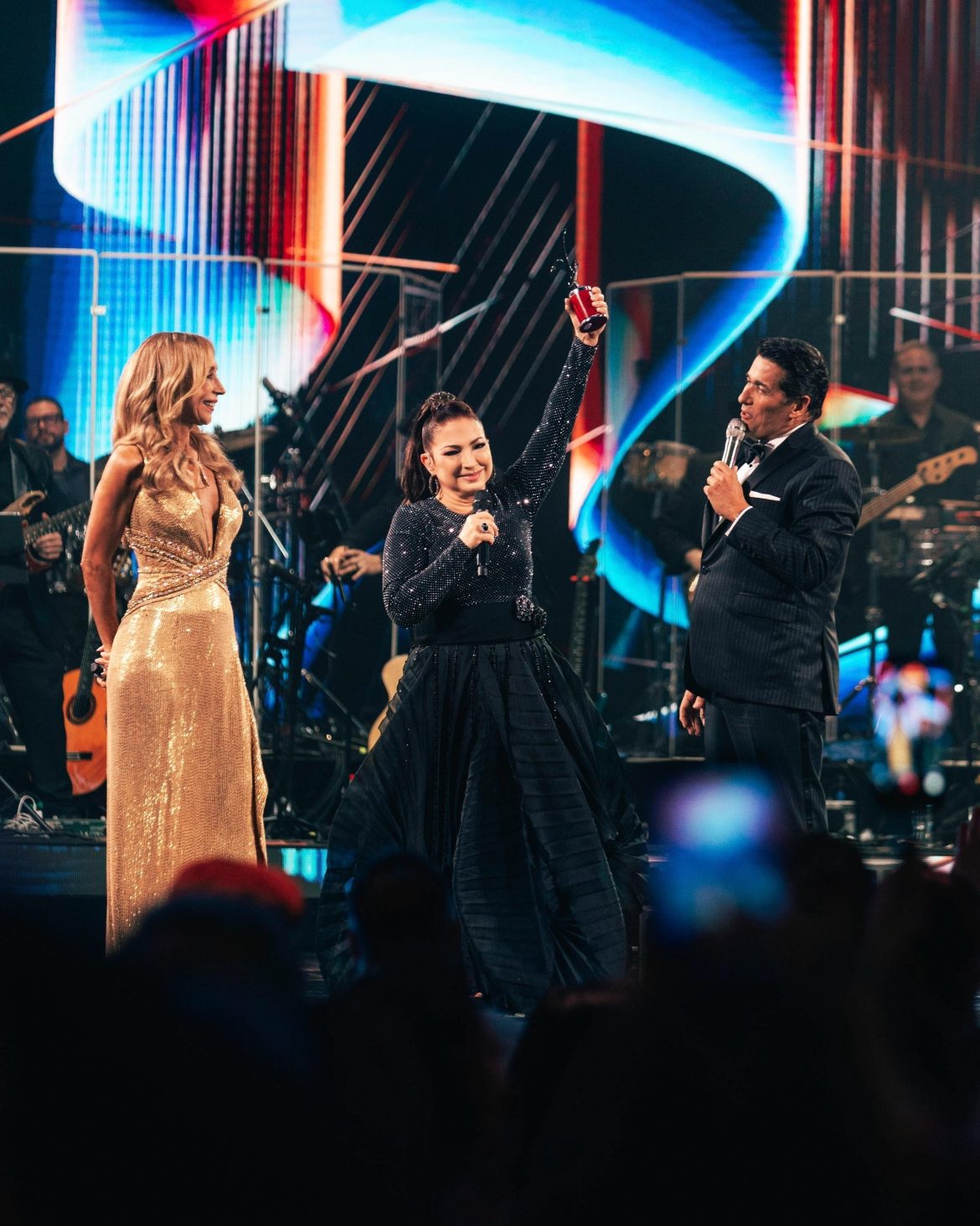 Gloria Estefan conquista el Festival de Viña del Mar con una presentación histórica.