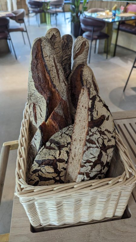 Pan artesanal con sello Louis Vuitton en Maxime Frédéric, París