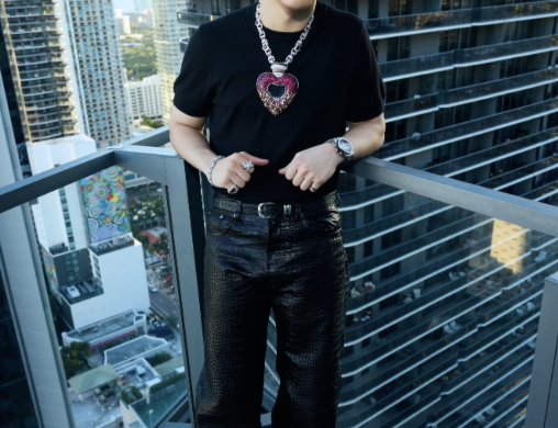 Mexican Music Star Xavi Announces New Album “Dosis,” Out May 21