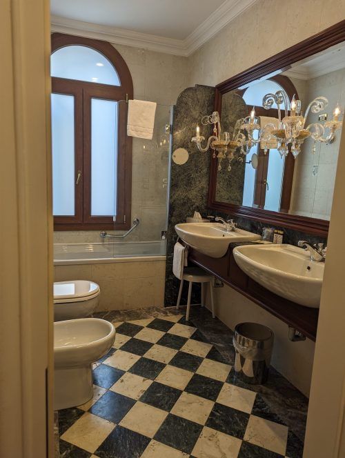 Baño de mármol del Hotel Antiche Figure en Venezia