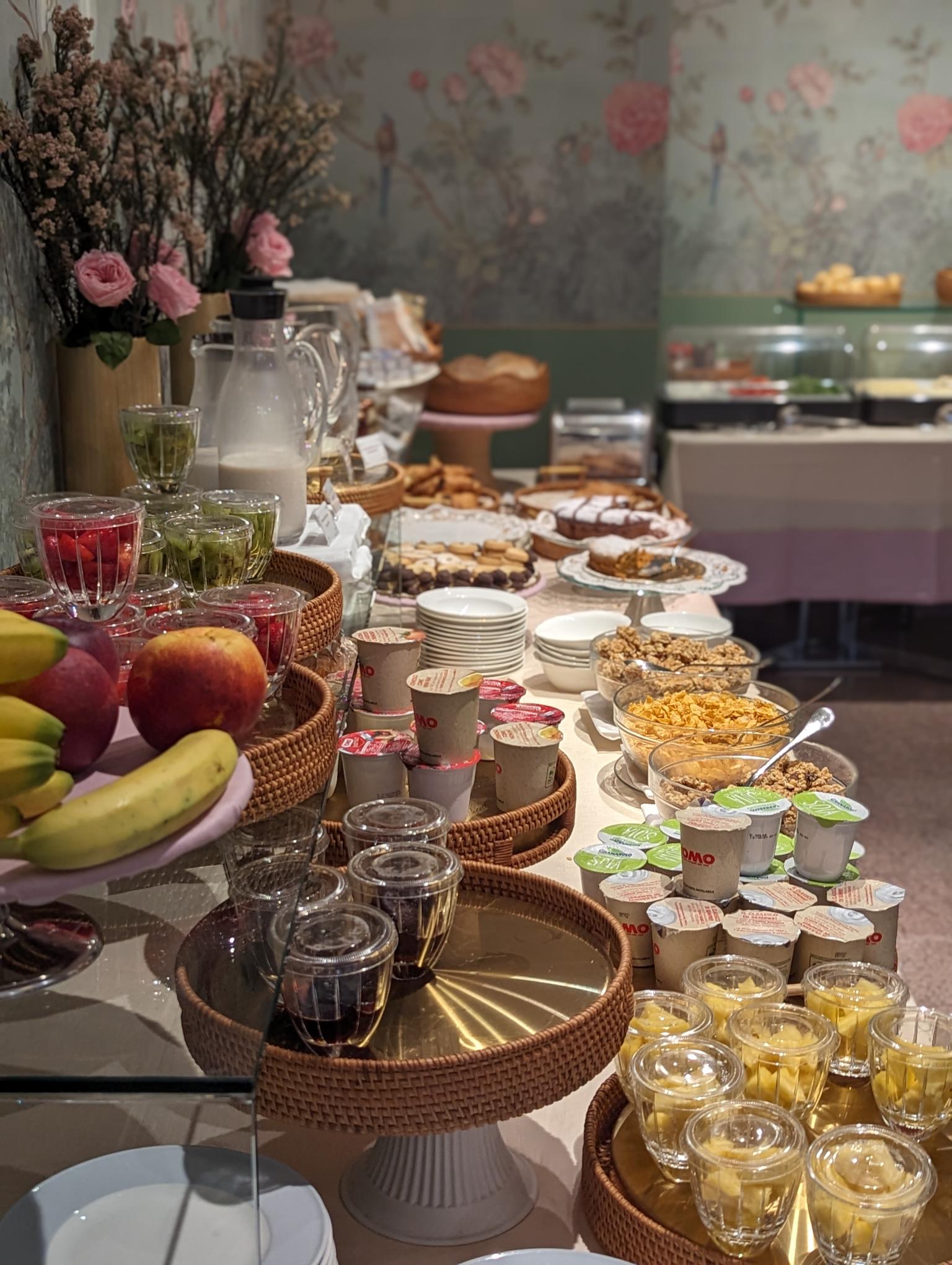 desayuno del hotel gran duca di york con frutas panes y café