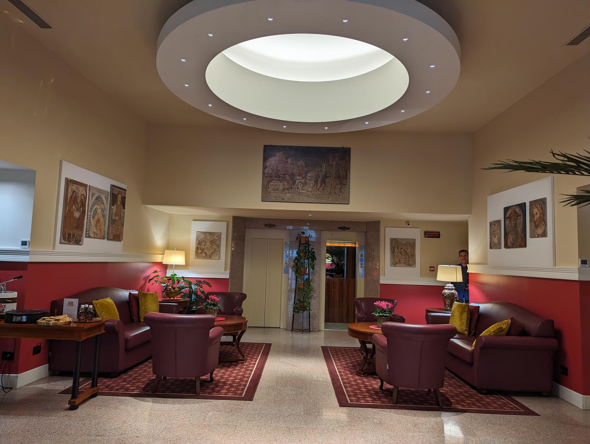 lobby del hotel gran duca di york con arte en los muros