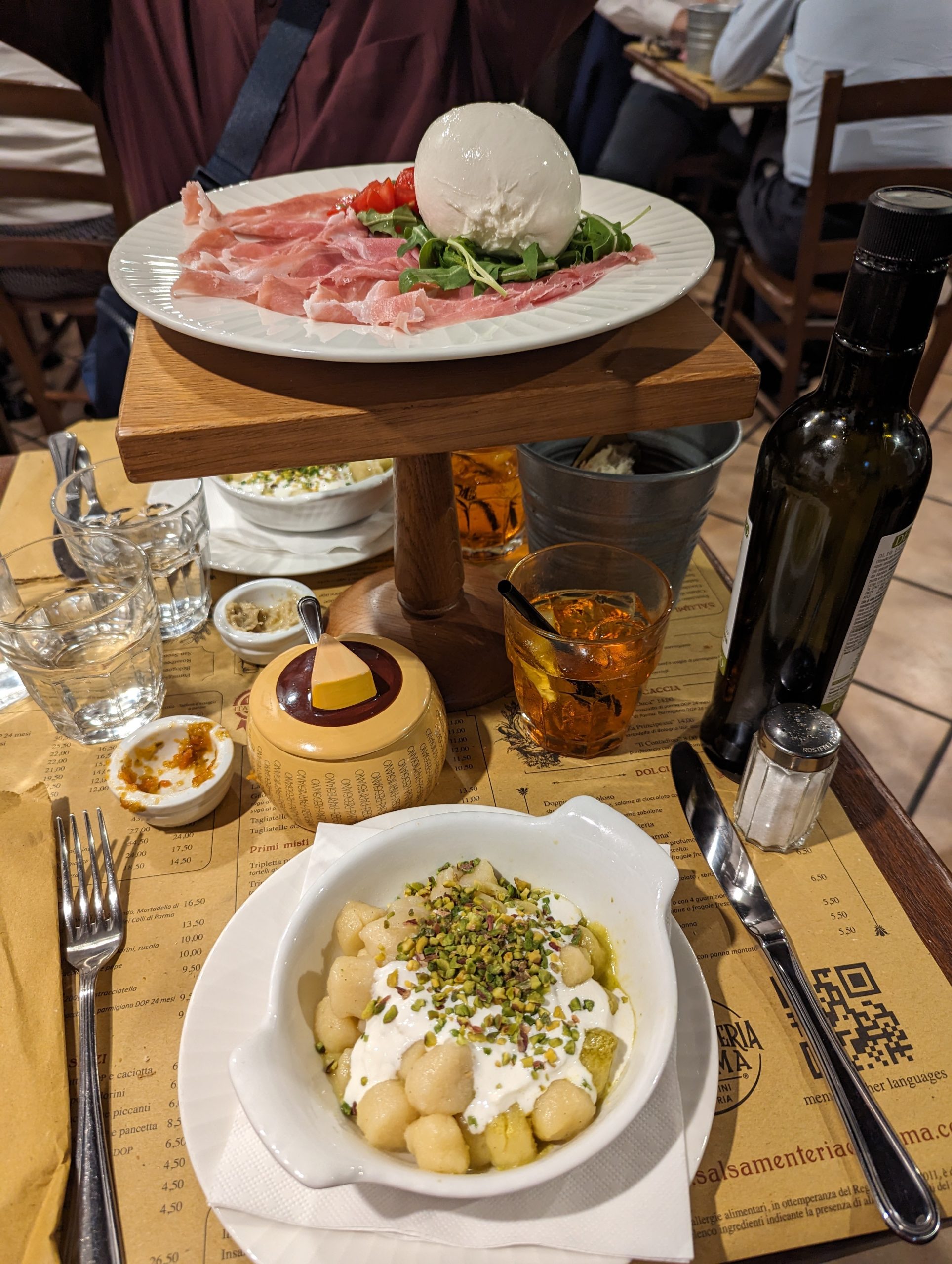 plato de gnocchi con pistacho y burrata en restaurante italiano
