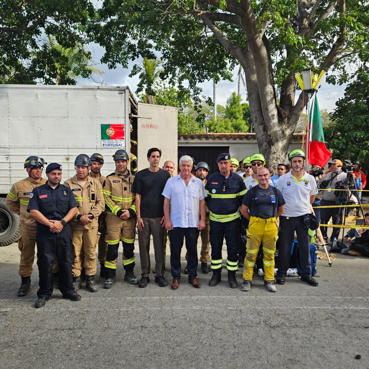 Equipo FOCON durante el rescate de un ciudadano venezolano atrapado tras los terremotos.
