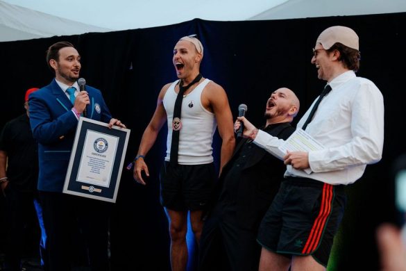 Pitbull Bald Caps: 22,141 Fans en Hyde Park establecen récord Guinness